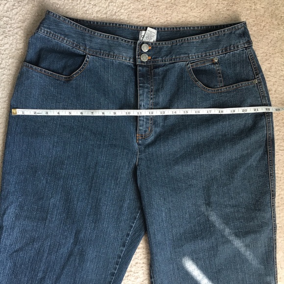 Chico’s Cropped Blue Jeans size 3 (XL) - Picture 5 of 9